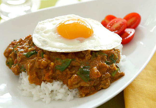 オージー・ラムとほうれん草のドライカレー 目玉焼き添え
